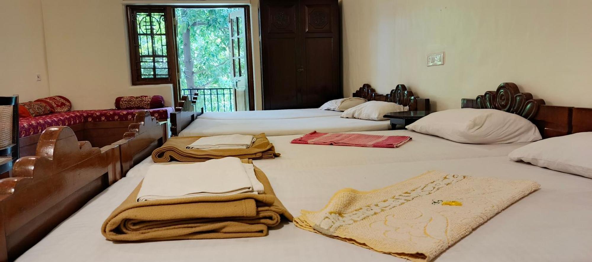 Bentleys Hotel มุมไบ ภายนอก รูปภาพ
