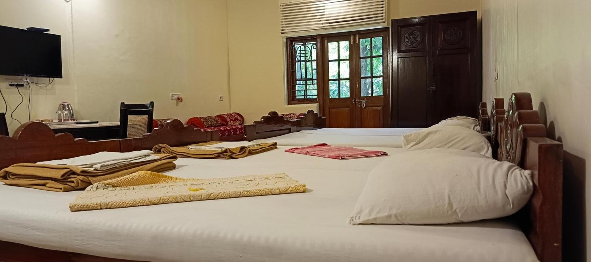 Bentleys Hotel มุมไบ ภายนอก รูปภาพ